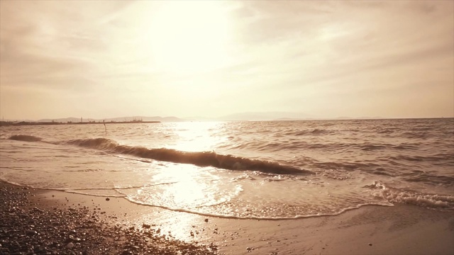 海浪在岸边，海滩。被冲上岸的水和泡沫与沙子。夏天的概念。视频素材