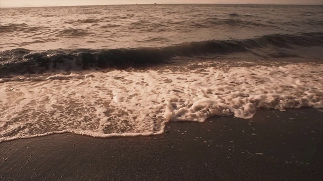 海浪在岸边，海滩。被冲上岸的水和泡沫与沙子。夏天的概念。视频素材