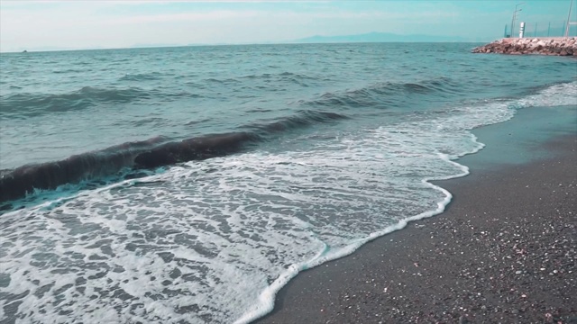 海浪在岸边，海滩。被冲上岸的水和泡沫与沙子。夏天的概念。视频素材