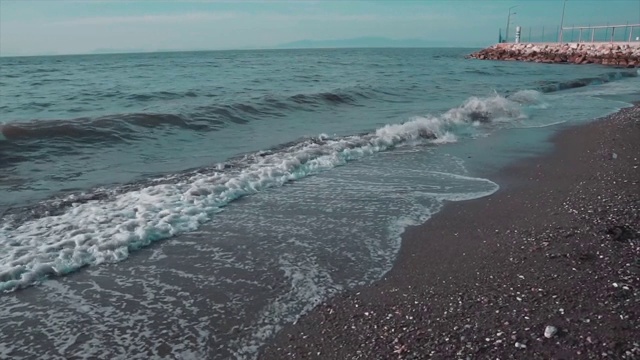 海浪在岸边，海滩。被冲上岸的水和泡沫与沙子。夏天的概念。视频素材