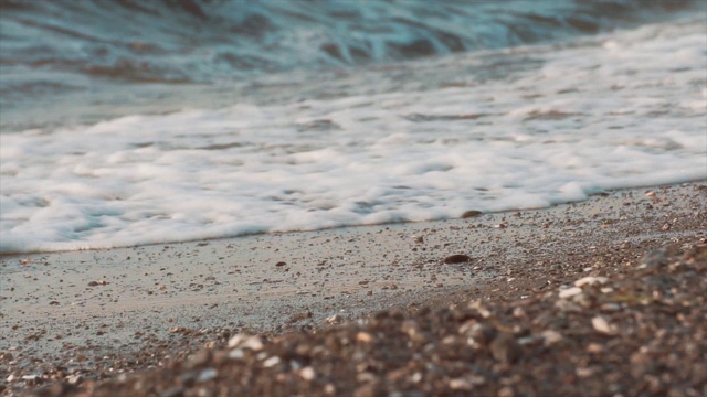 海浪在岸边，海滩。被冲上岸的水和泡沫与沙子。夏天的概念。视频素材