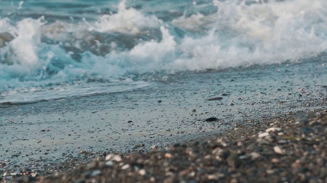 海浪在岸边，海滩。被冲上岸的水和泡沫与沙子。夏天的概念。视频素材