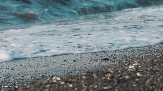 海浪在岸边，海滩。被冲上岸的水和泡沫与沙子。夏天的概念。视频素材