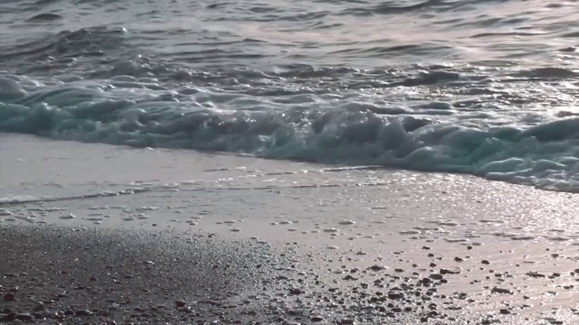 海浪在岸边，海滩。被冲上岸的水和泡沫与沙子。夏天的概念。视频素材