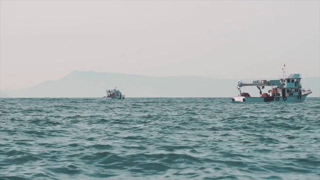 海浪在岸边，海滩。被冲上岸的水和泡沫与沙子。夏天的概念。视频素材