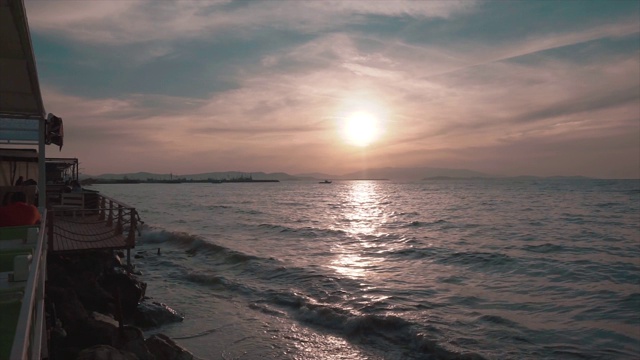 海浪在岸边，海滩。被冲上岸的水和泡沫与沙子。夏天的概念。视频素材