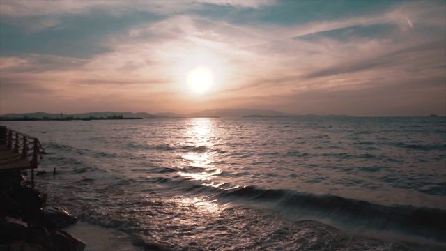 海浪在岸边，海滩。被冲上岸的水和泡沫与沙子。夏天的概念。视频素材