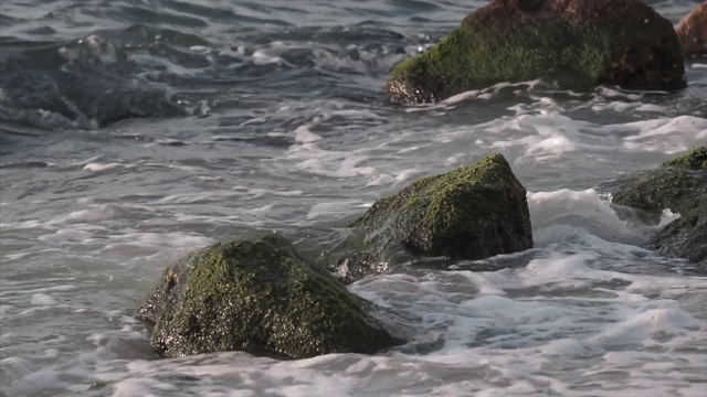 海浪在岸边，海滩。被冲上岸的水和泡沫与沙子。夏天的概念。视频素材