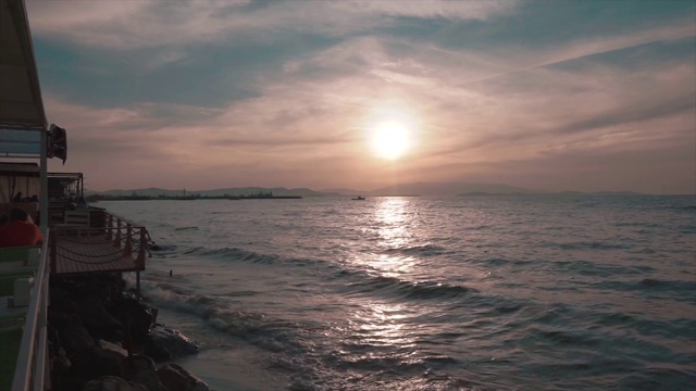 海浪在岸边，海滩。被冲上岸的水和泡沫与沙子。夏天的概念。视频素材