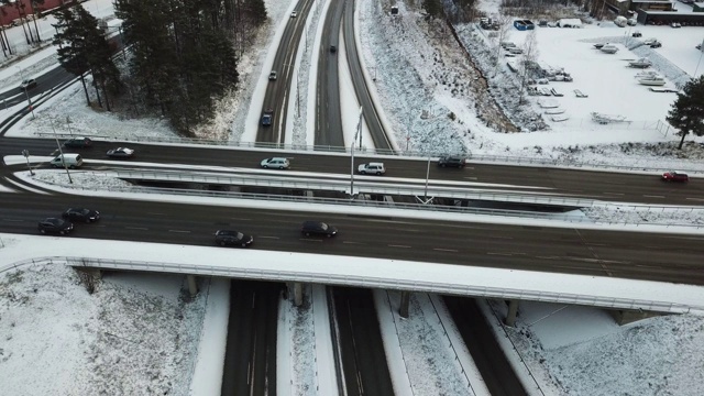 雪天低空交通的公路鸟瞰图视频素材