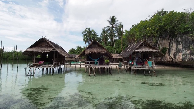 木制的海滩小屋和绿色的岛屿，印度尼西亚拉贾安帕视频素材