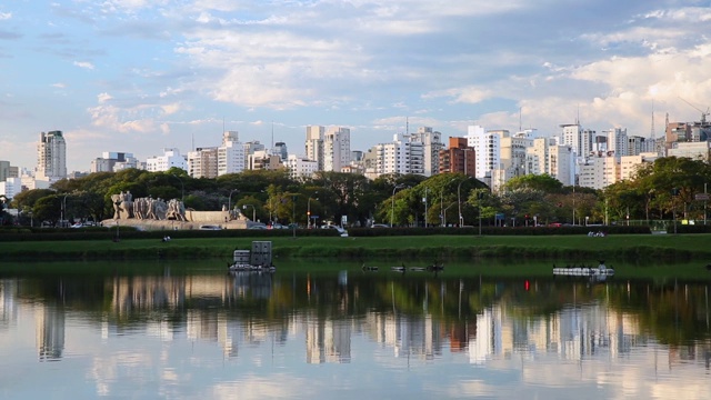 来自巴西Ibirapuera公园的圣保罗市视频素材