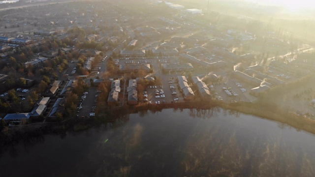 日出在一个雾蒙蒙的秋天的一天郊区住宅鸟瞰美国新泽西州视频素材