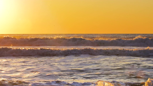 热带海滩的日出。海浪拍打着沙滩视频素材