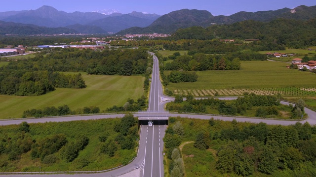 无人机拍摄的空白卡车在意大利高速公路上行驶视频素材