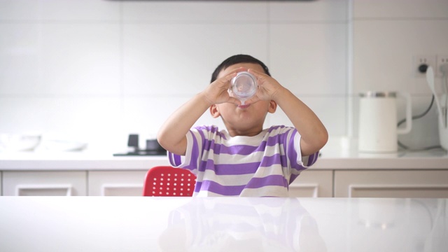 小男孩喝着一杯牛奶视频素材