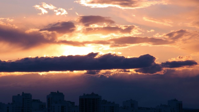 城市上空的日落时间视频素材