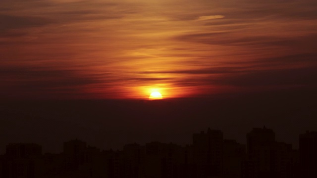 城市上空的日落时间视频素材