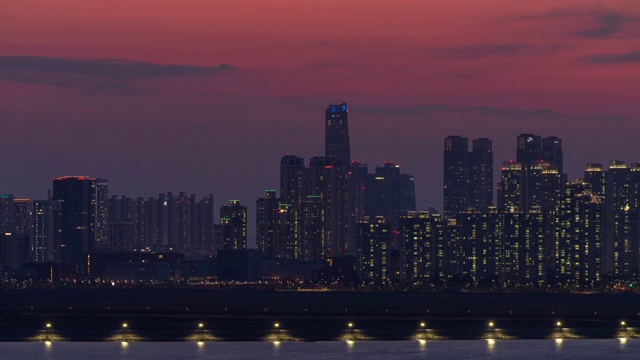 韩国仁川，松岛国际商务区(松岛IBD)日落至夜景视频素材