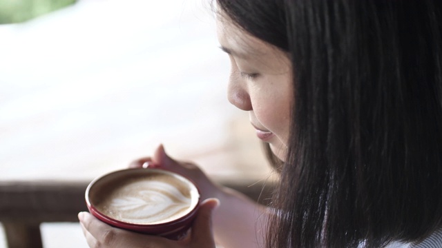 亚洲女人早上喝咖啡视频素材