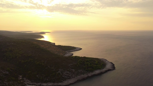 鸟瞰海湾日落在赫瓦尔岛，克罗地亚视频素材