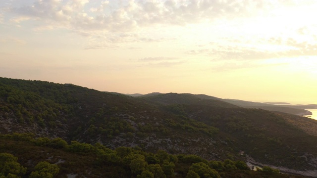 鸟瞰海湾日落在赫瓦尔岛，克罗地亚视频素材