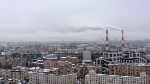 航拍俄罗斯莫斯科市中心住宅区。冬季，无人机在市中心上空盘旋视频素材