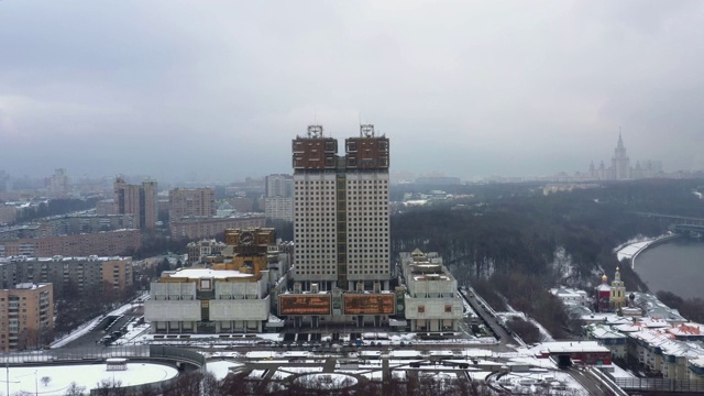 航拍俄罗斯莫斯科市中心住宅区。无人机在中央区域上空盘旋视频素材