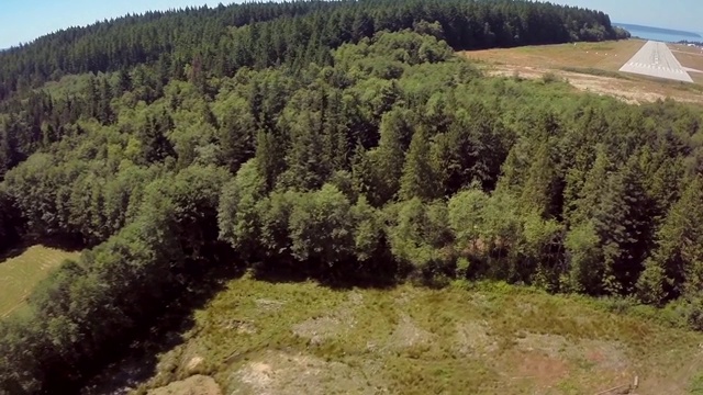 降落在BC省阳光海岸鲍威尔河机场视频素材