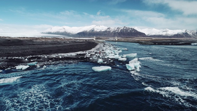 航拍飞向钻石海滩，冰岛Jokulsarlon视频素材