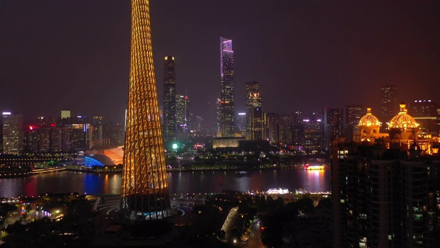 夜间照明广州市市中心著名塔空中全景4k中国视频素材画面3