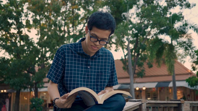 亚洲男性学生在公园里学习视频素材