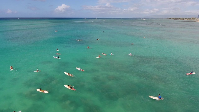 冲浪者在怀基基海滩檀香山瓦胡岛夏威夷无人机视频视频素材