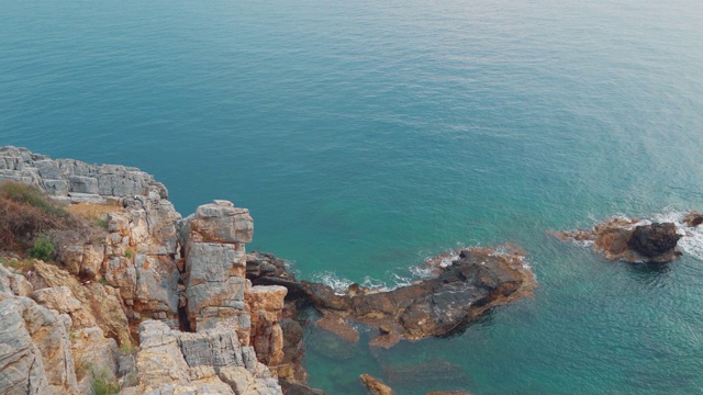 地中海岩石海岸的全景视频素材