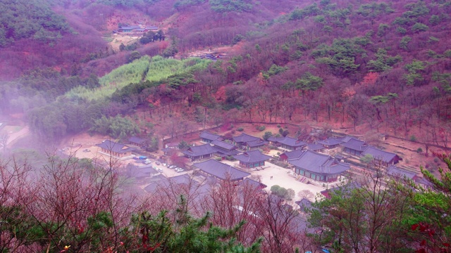 韩国全罗南道，九溪山/顺天溪松光沙寺的秋景视频素材