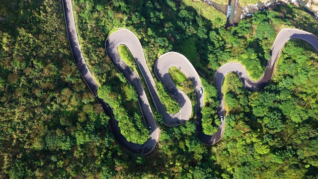 无人机拍摄的台湾山间蜿蜒的道路视频素材