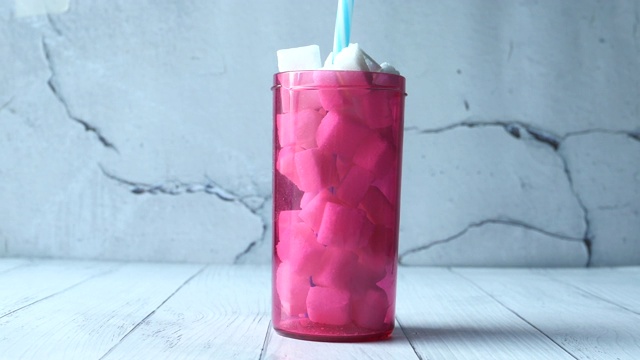 白色背景的塑料容器里的方糖视频素材画面1