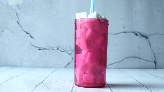 白色背景的塑料容器里的方糖视频素材画面3