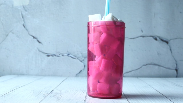 白色背景的塑料容器里的方糖视频素材画面4