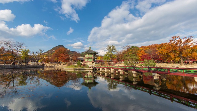 韩国首尔庆福宫(钟no -gu)香原亭池塘的秋景视频素材