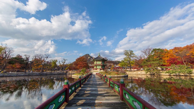 韩国首尔庆福宫(钟no -gu)香原亭池塘的秋景视频素材