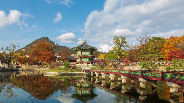 韩国首尔庆福宫(钟no -gu)香原亭池塘的秋景视频素材