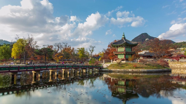 韩国首尔庆福宫(钟no -gu)香原亭池塘的秋景视频素材