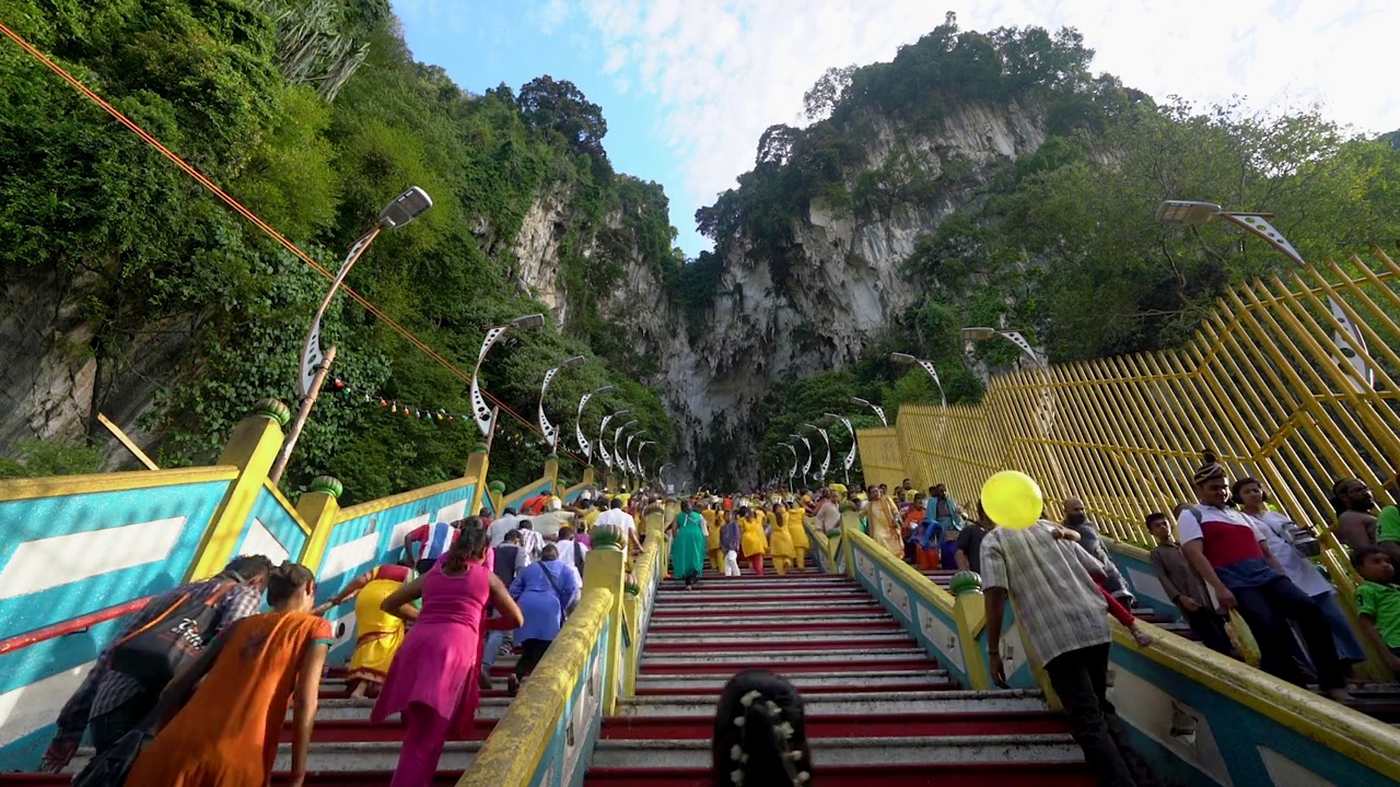 为了庆祝印度教传统节日Thaipusam，朝圣者们正扛着装满牛奶的罐子视频素材