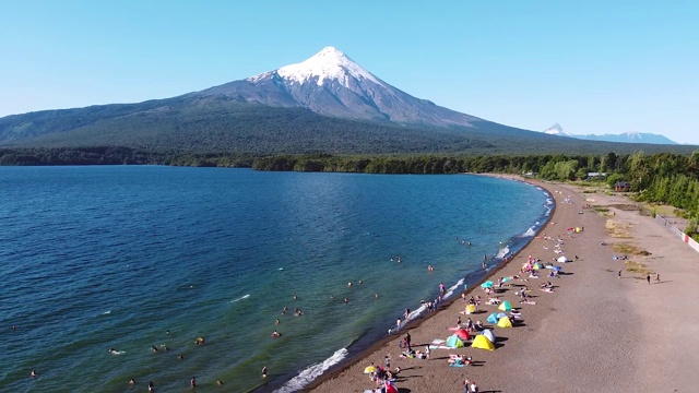 无人机拍摄的奥索尔诺火山和湖泊视频素材