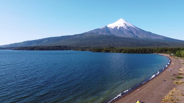 奥索尔诺火山和湖泊鸟瞰图视频素材