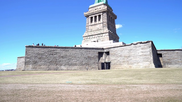 向上倾斜自由女神像-纽约，美国纽约。纽约地标旅游概念。视频素材