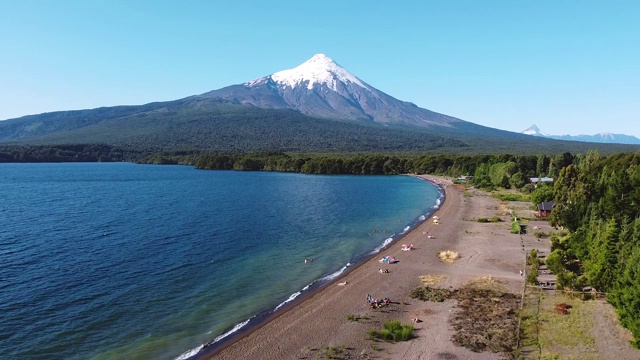 兰基休湖海滩和奥索尔诺火山景观视频素材