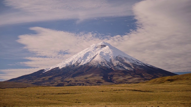 厄瓜多尔科托帕希火山与雪峰的景观视频素材