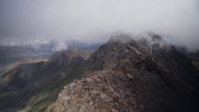 在多云的一天，从厄瓜多尔鲁姆纳维火山山顶的景观视频素材